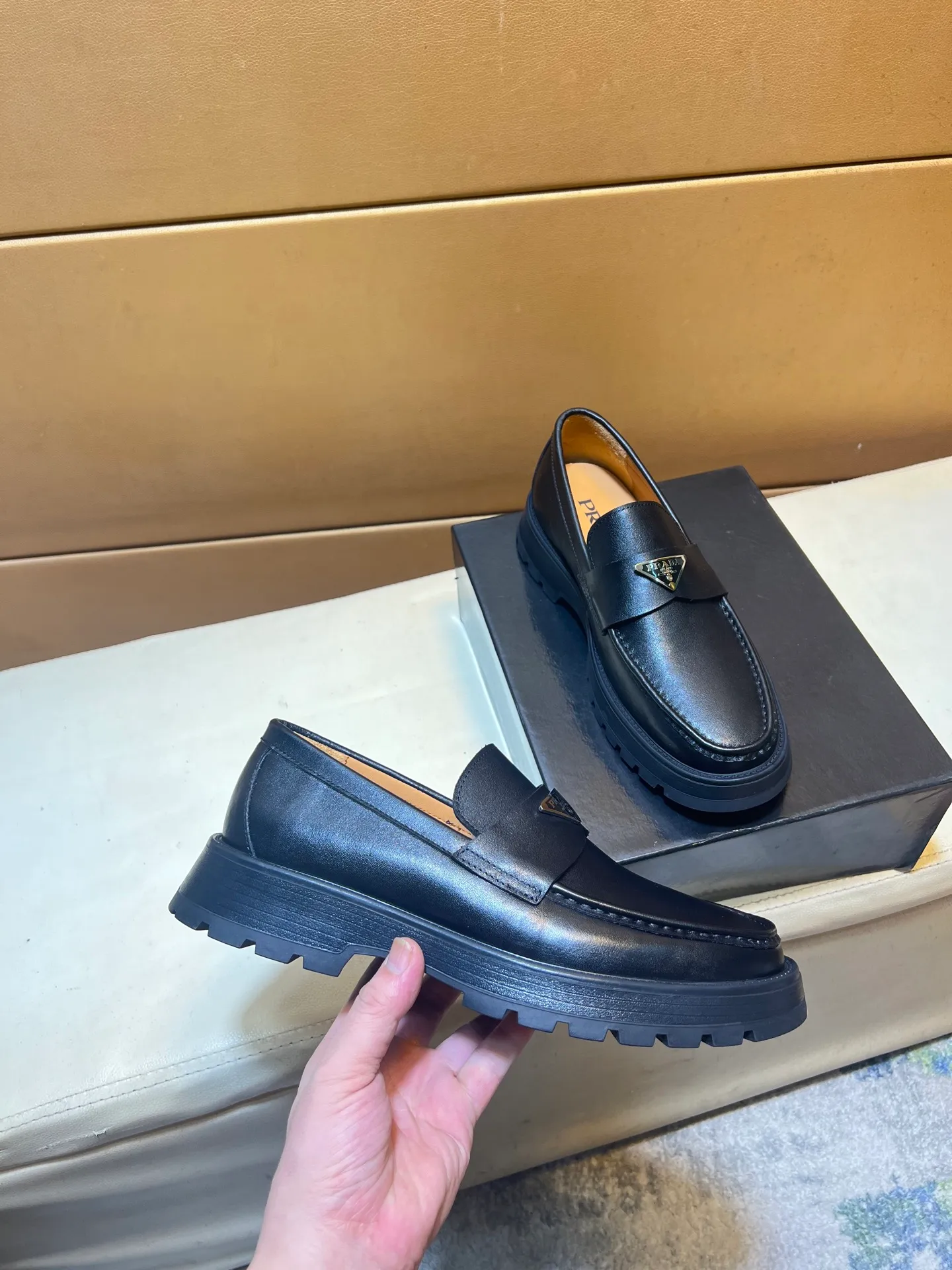 pp440💰👑👑👑 PRADA*PRADA Niuli·Exclusive first release·～Unique modern style sneakers. Counter purchasing 🏃casual leather shoes😍😍 original shiny leather imported from Italy (refuses to discolor and rub feet) soles: original soles specially provided by the original factory, super cool 😍 lace up and walk with wind 👍 style design ⚠️ super comfortable, wear-resistant and non-slip original soles. Just like shooting the real thing🎬The real thing is better. Suitable for outdoor and driving👍Perfect high-quality sneakers, men's shoe size: 38-44